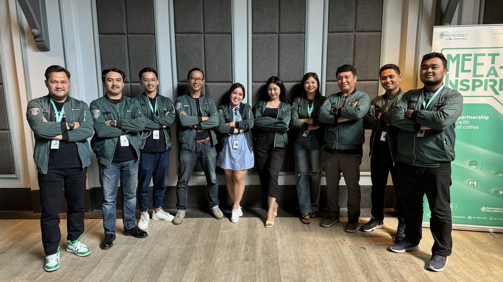 Ibnu Malik with the Hypernet Technologies team